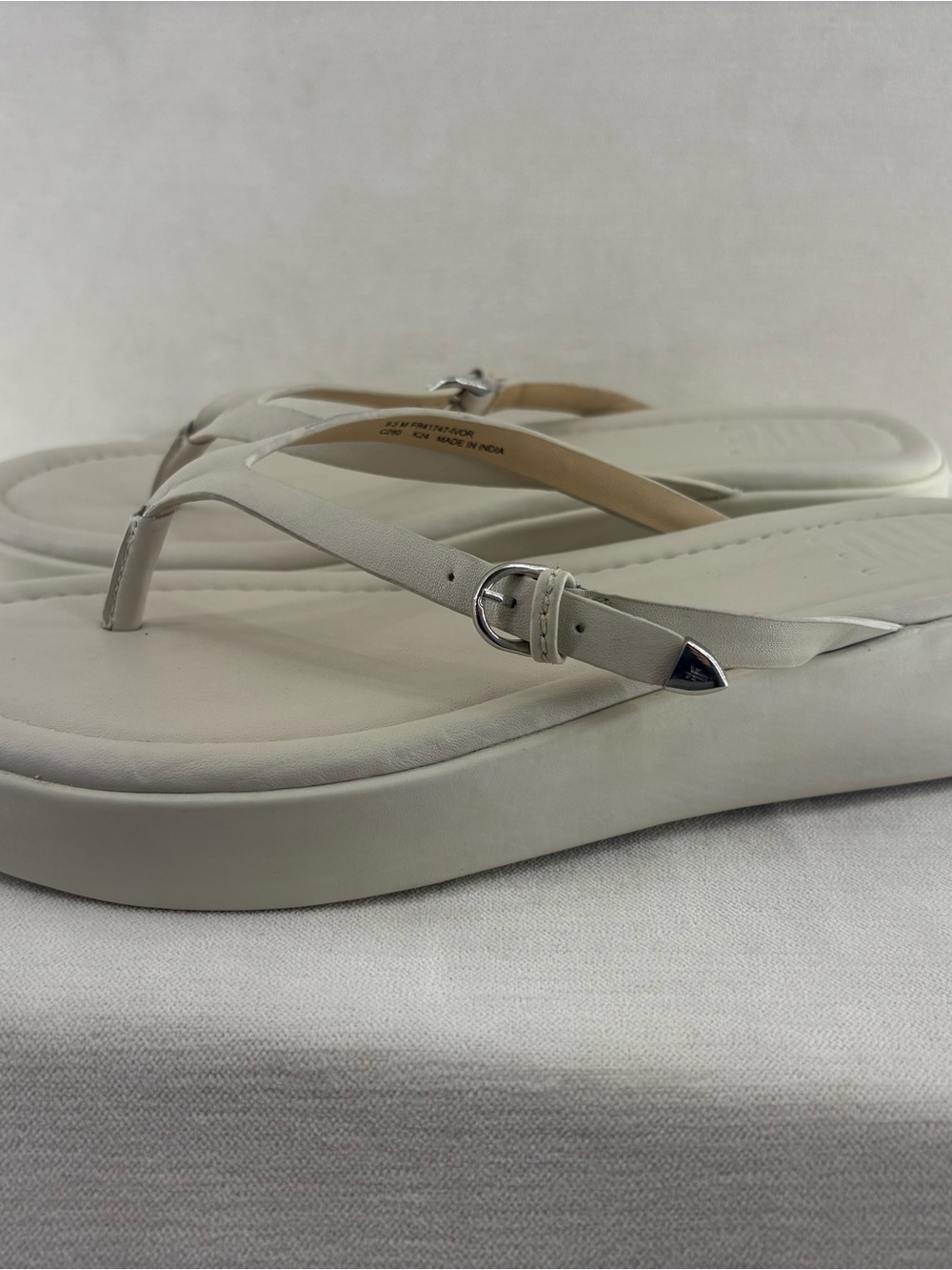 Frye Maya Cream Leather Thong Sandals with Silver Buckle Womens size 9.5 New